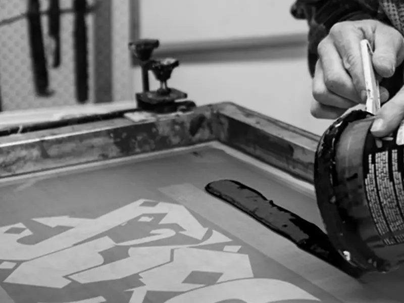 laboratorio-creativo-mono-con-inchiostro-su-telaio