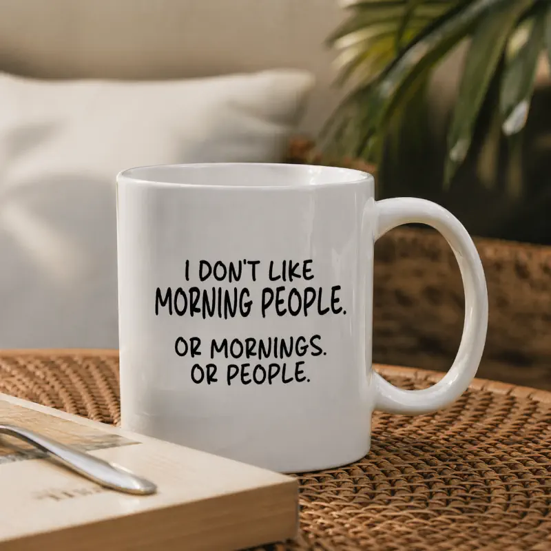 Tazza personalizzata con scritta I don't like morning people mentre viene versato il caff&egrave; in un ambiente rilassante
