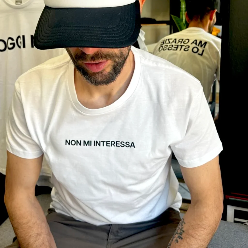 t shirt non mi interessa indossata maglietta ironica Idea.lab