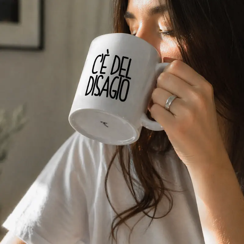 ragazza che beve su tazza c&egrave; del disagio di idealab
