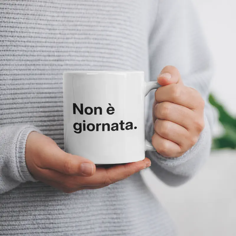 tazza in ceramica idealab non è giornata tenuta con due mani stampa nera