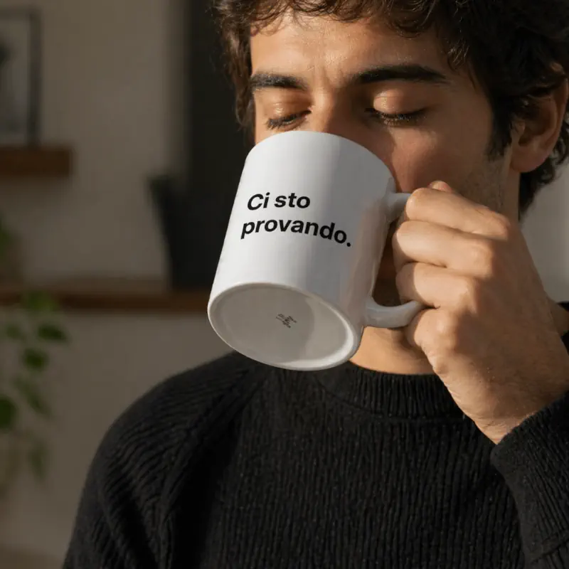 tazza ci sto provandolifestyle ragazzo che beve caff&egrave; idealab