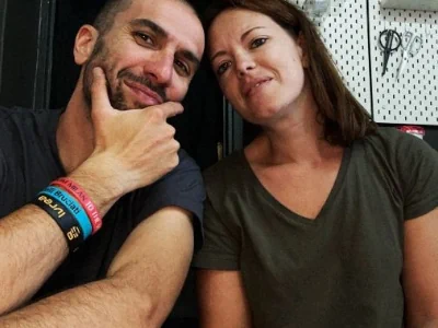 Andrea Marini e Serena, fondatori del laboratorio creativo Idea.lab, al lavoro nel loro atelier di serigrafia e ricamo.