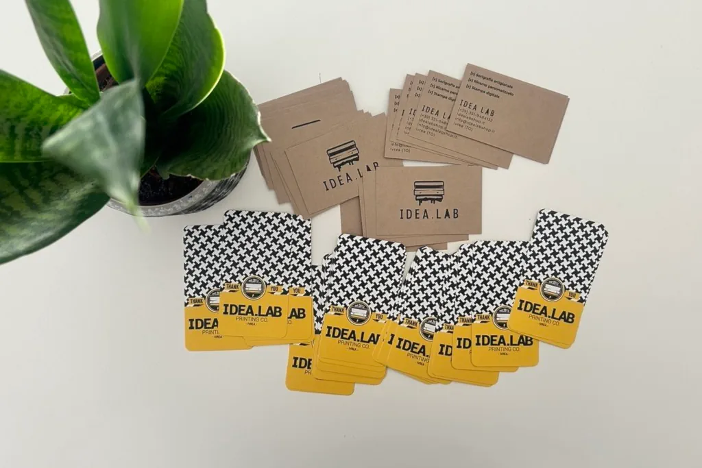abbigliamento aziendale personalizzato come investimento per il brand_idealab_biglietti_da_visita_con_logo