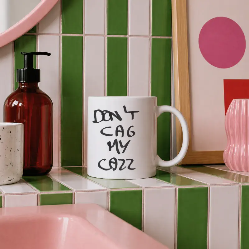 Tazza bianca con scritta Don&rsquo;t cag my cazz stile lettering nero
