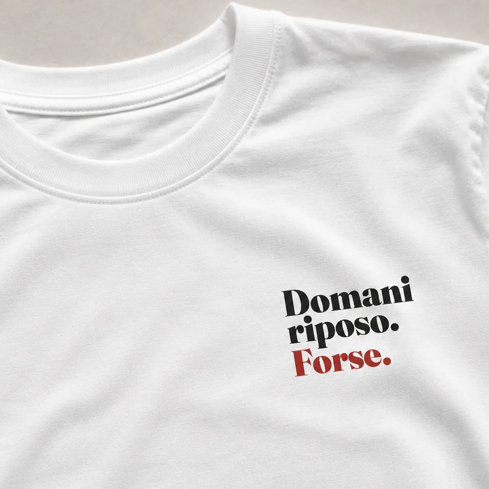 dettaglio stampa domani riposo forse maglietta bianca stampa nera