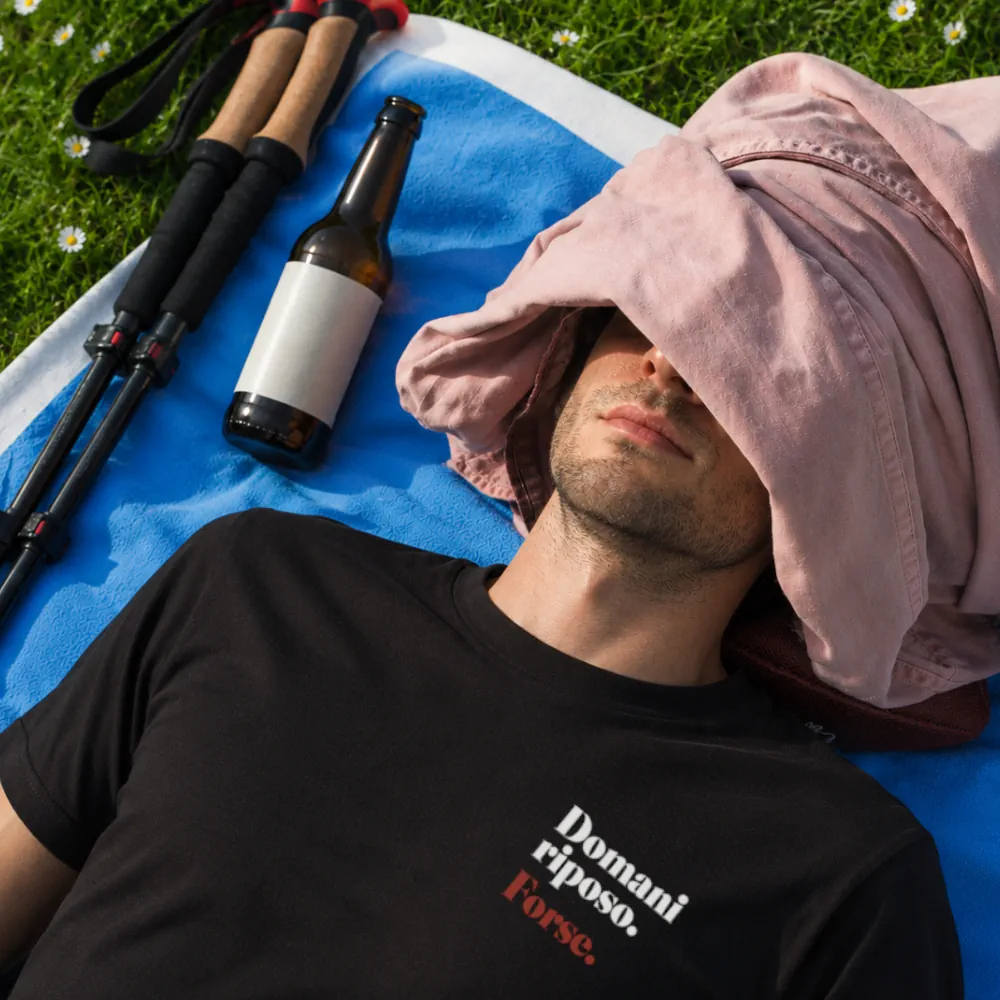 maglietta trail therapy domani riposo forse ragazzo che dorme su prato con birra e maglietta idealab