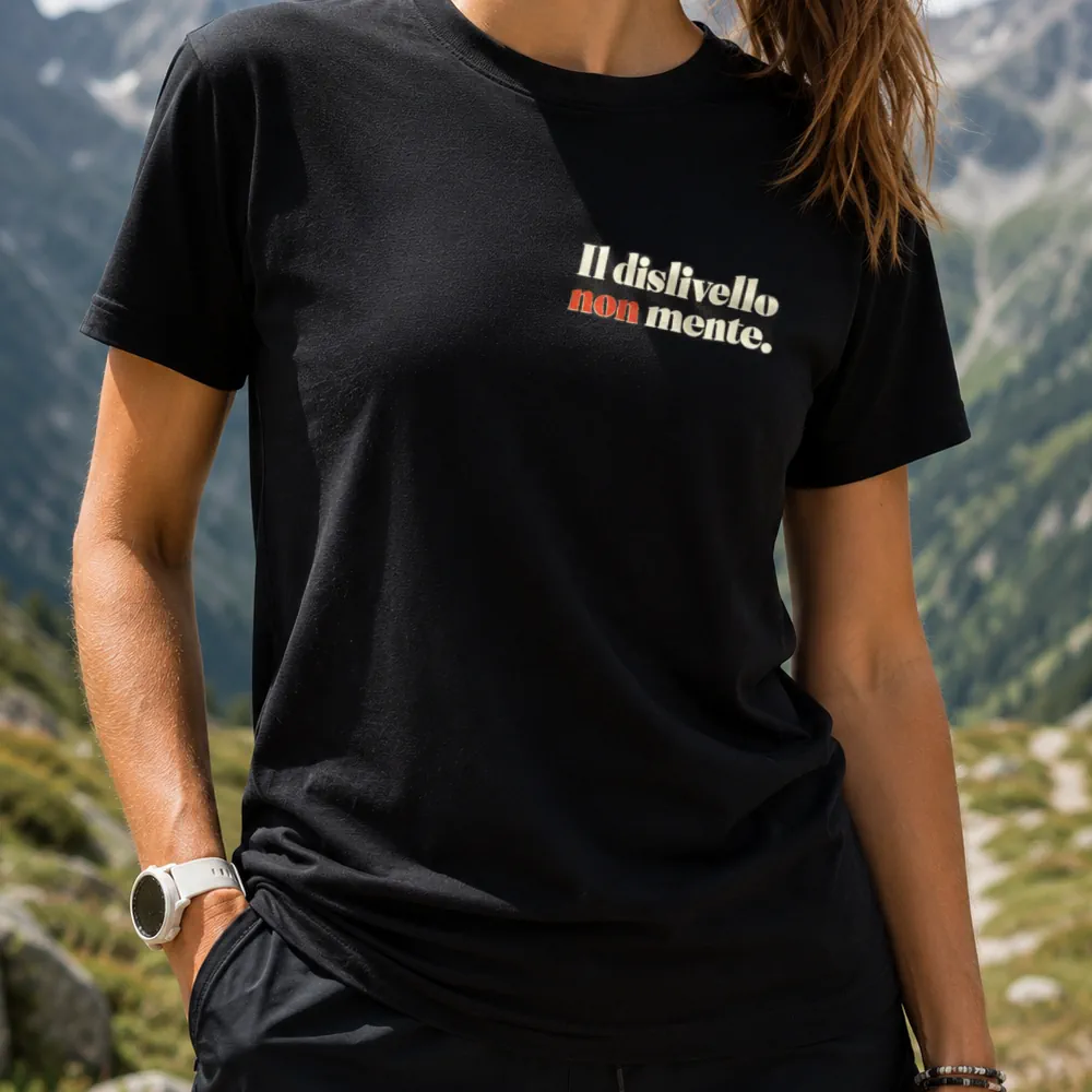 Maglietta in cotone unisex Il dislivello non mente indossata della collezione Trail Therapy